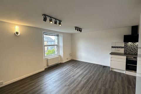 2 bedroom maisonette to rent, First Floor Flat,  Oak Close, Heavitree, Exeter