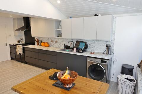 3 bedroom semi-detached house to rent, Orchard Way, Burwell