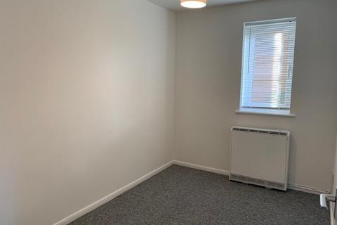 2 bedroom flat to rent, Walpole Road, Slough