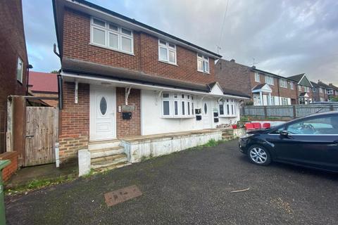 Studio to rent, Desborough Avenue,