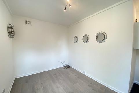 Studio to rent, Priory Road, Hp13