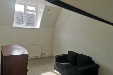 3 bedroom apartment to rent, Wokingham Road, Crowthorne, Berkshire