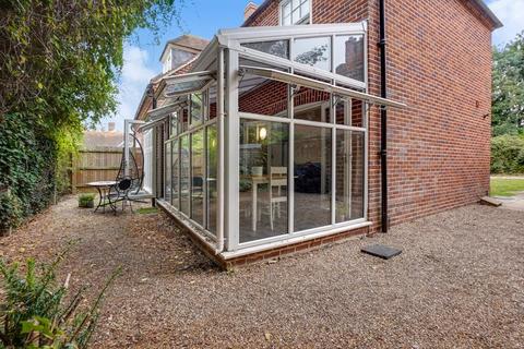 2 bedroom house share to rent, Superb Modern Cottage Style House Fantastic Location 5 Double Bedrooms (whole house)