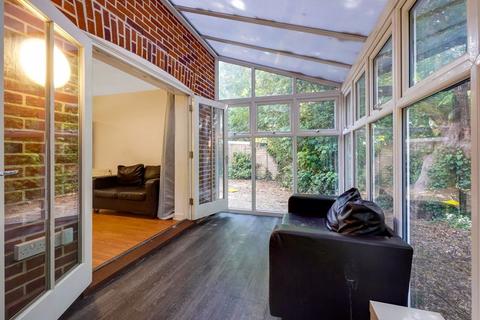 2 bedroom house share to rent, Superb Modern Cottage Style House Fantastic Location 5 Double Bedrooms (whole house)