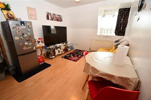 2 bedroom apartment to rent, Aldershot GU11