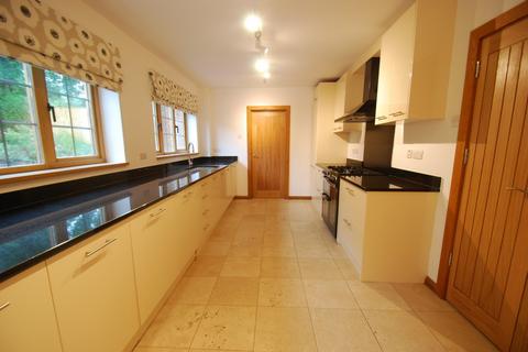 5 bedroom detached house to rent, Woodside Road, Beaconsfield, Buckinghamshire, HP9