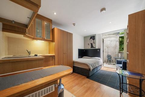 Studio to rent, Finchley Road, Hampstead, London, NW3
