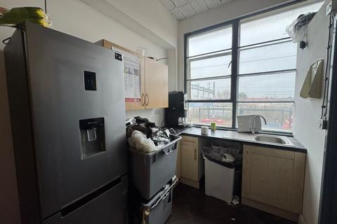 Industrial unit to rent, 94 Farnham Road, Slough, SL1