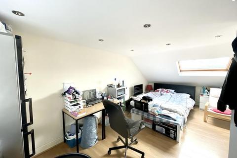 Studio to rent, North Circular road, N13