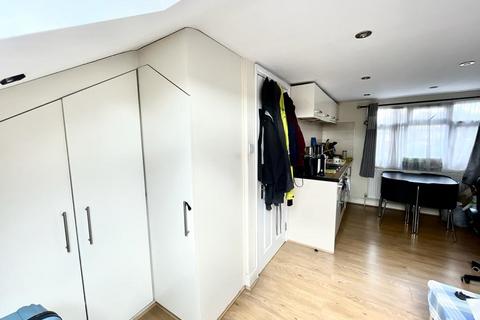 Studio to rent, North Circular road, N13