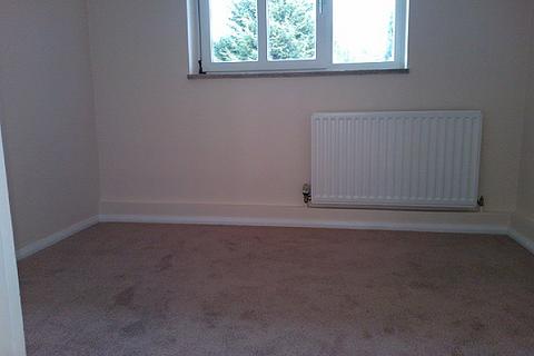3 bedroom flat to rent, Shirley House Drive, London SE7