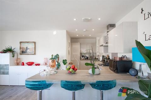 2 bedroom penthouse for sale, Henmead House, Bolnore Village