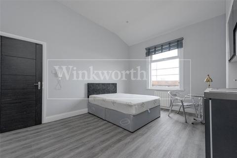 Studio to rent, Kilburn High Road, London, NW6