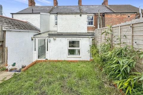 2 bedroom terraced house to rent, West Street, Warminster