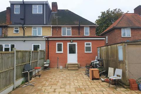 4 bedroom terraced house to rent, Becontree Avenue, Dagenham
