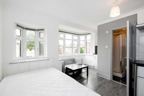 Studio to rent, Goldsmith Road, Leyton, E10