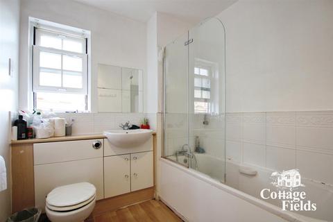 2 bedroom flat for sale, Blackwell Close, London, N21