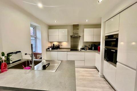 4 bedroom detached house to rent, Woodlands Grove, Leeds, West Yorkshire, LS16