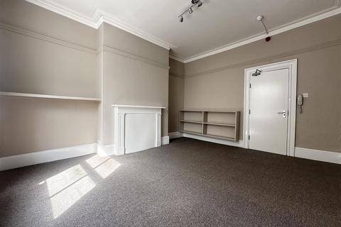 Studio to rent, High Street, Gravesend