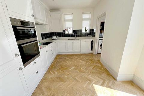 4 bedroom detached house to rent, Nightingale Road, Bushey, WD23