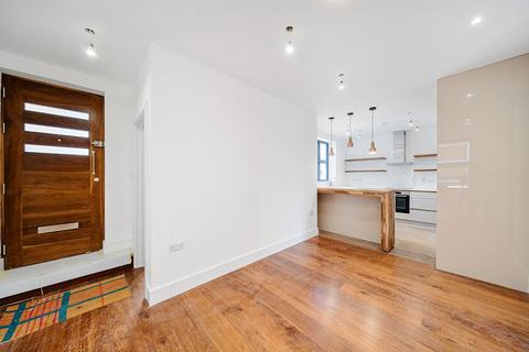 2 bedroom flat to rent, Freshford Street, London, SW18