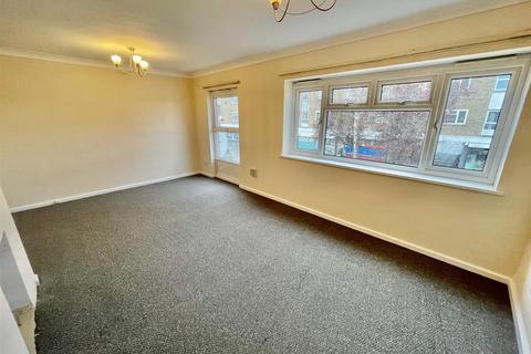 3 bedroom flat to rent, Hampton Court, Peterborough