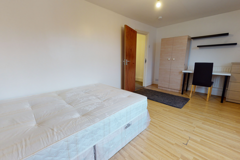6 bedroom terraced house to rent, Senrab Street, London, E1