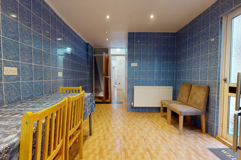 6 bedroom terraced house to rent, Senrab Street, London, E1