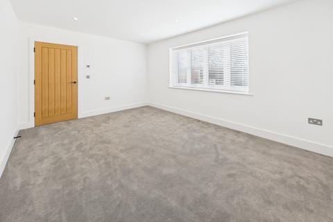 5 bedroom detached house to rent, Aldermaston Road, Pamber Green, Tadley, RG26