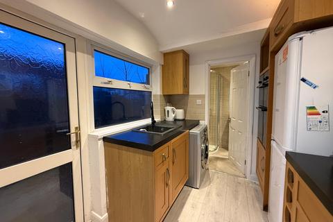 4 bedroom terraced house to rent, Humber Avenue, Ilford CV1