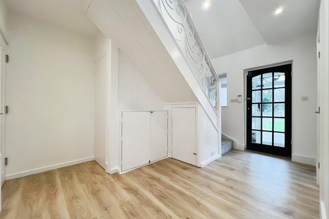 4 bedroom detached house to rent, Foxdell Way, Gerrards Cross SL9