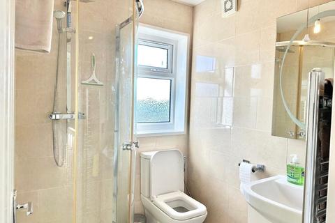 1 bedroom in a house share to rent, Monkswood Gardens, Ilford IG5