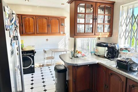 1 bedroom in a house share to rent, Monkswood Gardens, Ilford IG5