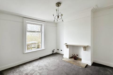4 bedroom terraced house to rent, York Place, Cleckheaton, BD19