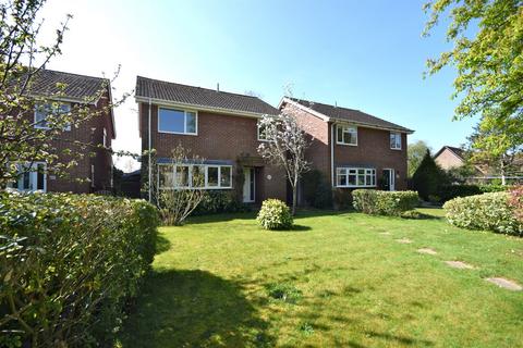 4 bedroom detached house to rent, Brook Gardens, Emsworth, PO10