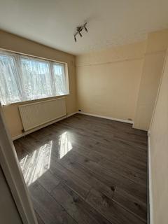 2 bedroom flat to rent, Calne Avenue, Ilford IG5