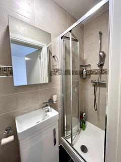 Studio to rent, North Circular Road, N13