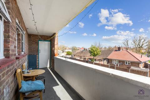3 bedroom flat for sale, Firs Lane, London, London, N13