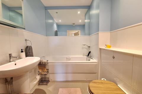 2 bedroom flat to rent, Luscinia View, Napier Road, Reading
