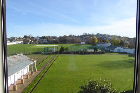 4 bedroom townhouse to rent, Weavers Close, DA11 0SJ