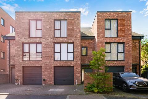 4 bedroom terraced house for sale, Reynard Way, Brentford, TW8