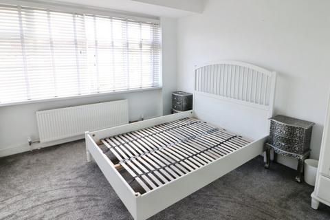 3 bedroom terraced house to rent, Wray Avenue, Ilford IG5