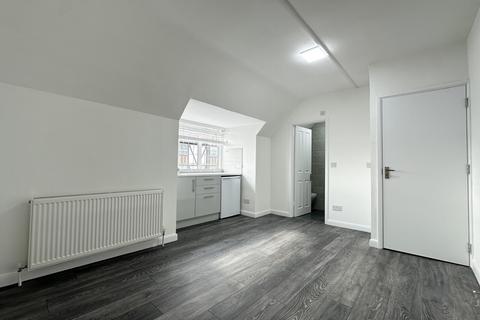 Studio to rent, Fairway, Petts Wood, BR5