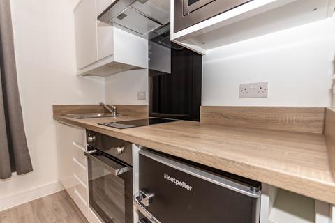 Studio to rent, 84-86 Derrys Villa, Flat 2
