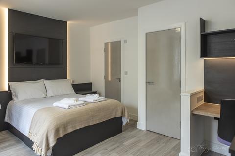 Studio to rent, 84-86 Derrys Villa, Flat 6