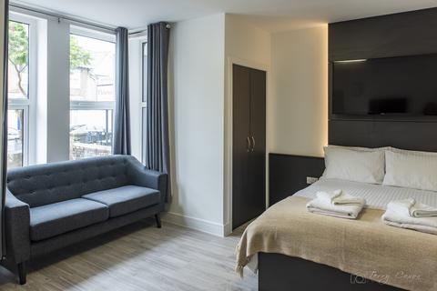 Studio to rent, 84-86 Derrys Villa, Flat 6