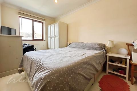 3 bedroom end of terrace house to rent, Bishops Mews Commercial Road TN9