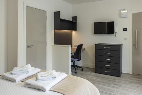 Studio to rent, 84-86 Derrys Villa, Flat 6