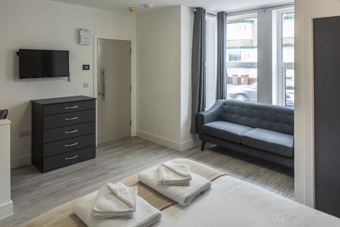 Studio to rent, 84-86 Derrys Villa, Flat 6