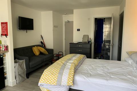 Studio to rent, 84-86 Derrys Villa, Flat 8